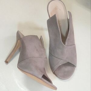 TRINA TURK V VAMP SUEDE MULE HEELS  size 7